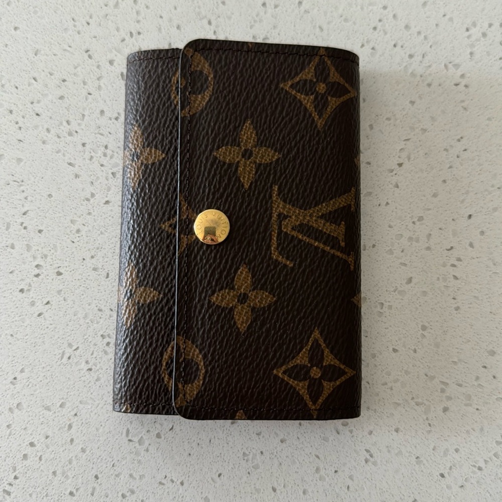 Louis Vuitton 6 key holder.